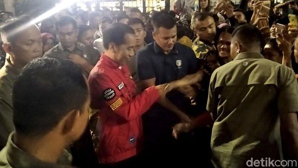 Momen Jokowi Sapa Pengunjung di Malioboro