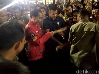 Momen Jokowi Sapa Pengunjung di Malioboro