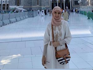 Gaya Najwa Shihab Pakai Hijab Saat Umrah di Akhir Tahun 2019