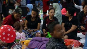 Menanti Hari Berganti di Tengah Rintik Hujan