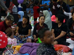 Menanti Hari Berganti di Tengah Rintik Hujan