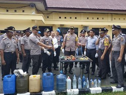 Polisi Sita Ratusan Liter Miras-Sajam Jelang Malam Tahun Baru di Buol
