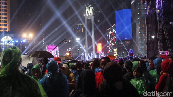 Jelang Pergantian Tahun, Warga Mulai Datangi Bundaran HI