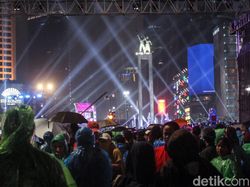 Jelang Pergantian Tahun, Warga Mulai Datangi Bundaran HI