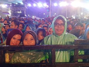 Warga Kendal Ikut Merayakan Tahun Baru di Bundaran HI Warga Kendal Ikut Merayakan Tahun Baru di Bundaran HI