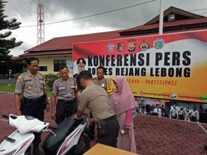 Polisi Kembalikan Motor Perempuan Korban Begal di Bengkulu yang Viral Polisi Kembalikan Motor Perempuan Korban Begal di Bengkulu yang Viral