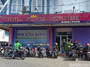Karyawan PD BPR Kota Kediri Mogok Kerja Tuntut Pimpinan Diganti