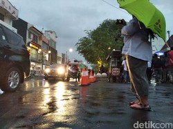Gerimis Sendu di Malioboro Yogya Jelang Malam Tahun Baru 2020