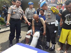 Jabar Sepekan: Manusia Gorong-gorong, Koboi Didor Polisi, dan Pria Injak Kitab Jabar Sepekan: Manusia Gorong-gorong, Koboi Didor Polisi, dan Pria Injak Kitab