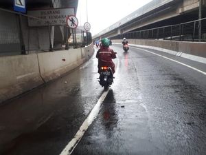 Video: Jalan Daan Mogot Banjir, Pemotor Lewat Tol Rawa Buaya