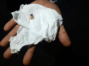 Warga Makassar Kaget Plafon Rumah Tiba-tiba Berlubang-Ada Peluru Jatuh