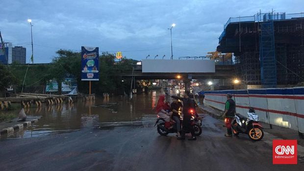 Kolong Tol Lingkar Luar Banjir, Macet di Kalimalang