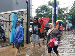 Kehujanan dan Basah Saat Banjir? Cegah Sakit dengan Lakukan Hal Berikut