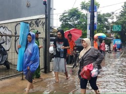 Kehujanan dan Basah Saat Banjir? Cegah Sakit dengan Lakukan Hal Berikut