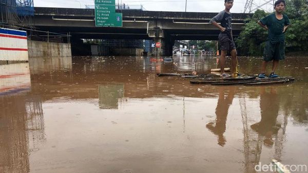Kolong Tol JORR Grand Kota Bintang Bekasi Terendam Banjir
