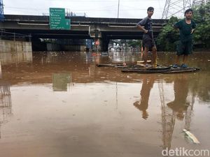 Kolong Tol JORR Grand Kota Bintang Bekasi Terendam Banjir