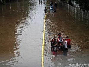 Pengungsi Akibat Banjir Jakarta Bertambah Jadi 31 Ribu Orang Pengungsi Akibat Banjir Jakarta Bertambah Jadi 31 Ribu Orang