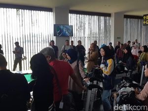 Customer Happines 2020, Bandara Banyuwangi Bagi-bagi Coklat dan Bunga