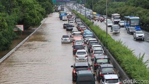 Potret Banjir yang Rendam Tol Kebon Jeruk