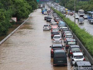 Potret Banjir yang Rendam Tol Kebon Jeruk