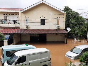 Pasutri Lansia Terjebak Banjir di Cipinang Melayu Dievakuasi, 1 Tewas