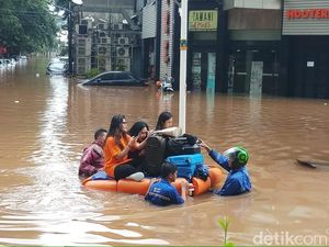 Banjir, Penghuni Apartemen di Kemang Raya Dievakuasi Pakai Perahu Karet