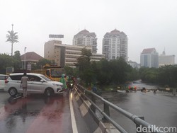 Jl Daan Mogot Jakbar Banjir, Pengendara Tak Bisa Melintas