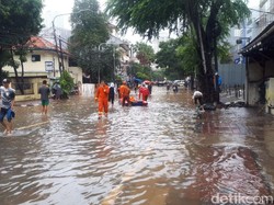 Jalan Bendungan Hilir Tergenang, Damkar Pantau Rumah Warga