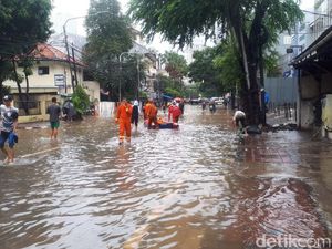 Jalan Bendungan Hilir Tergenang, Damkar Pantau Rumah Warga Jalan Bendungan Hilir Tergenang, Damkar Pantau Rumah Warga