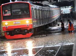 Pria Bogor Tewas Tersambar Kereta Saat Nyebrang Sambil Main HP