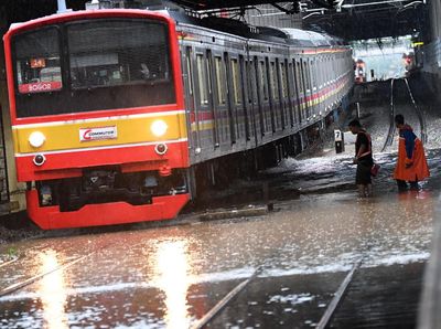 Banjir Dimana-mana, KRL Jabodetabek juga Terganggu