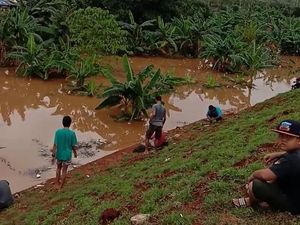 Warga Pondok Cabe Mancing di Proyek Tol Cinere-Serpong yang Banjir