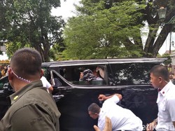 Tinggalkan Gedung Agung Yogya, Jokowi Bagi-bagi Kaus Lagi