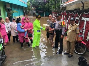 Polres Jaksel Beri Bantuan ke Warga Korban Banjir di Posko Pengungsian