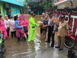 Polres Jaksel Beri Bantuan ke Warga Korban Banjir di Posko Pengungsian