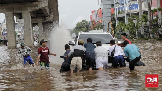 Dilema Hadapi Banjir, Terabas atau Putar Balik Punya Risiko