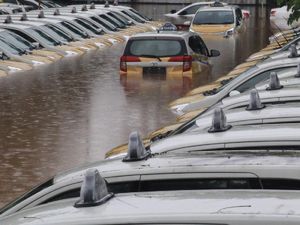 Penampakan Banjir Rendam Pool Taxi di Tanah Kusir
