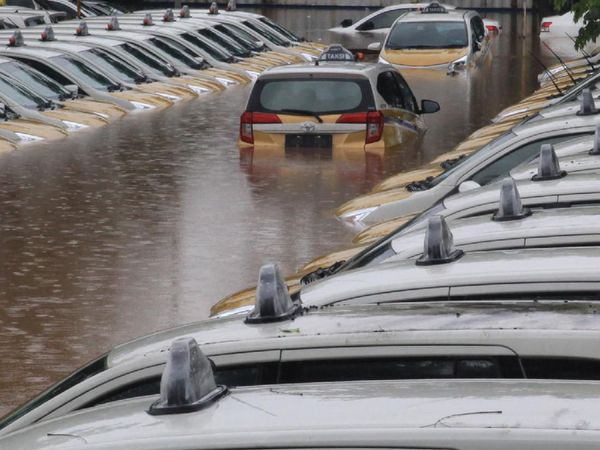 Penampakan Banjir Rendam Pool Taxi di Tanah Kusir