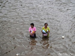 Jalan Jatinegara Barat Jaktim Masih Banjir, Lalu Lintas Dialihkan