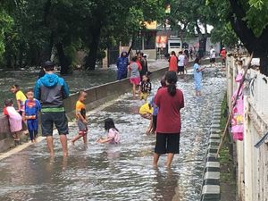 Banjir, Jalan Pos Pengumben Jadi Destinasi Wisata Air