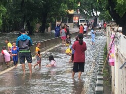 Banjir, Jalan Pos Pengumben Jadi Destinasi Wisata Air