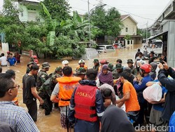 Aksi Basarnas Evakuasi Warga yang Terjebak Banjir di Cipinang Melayu
