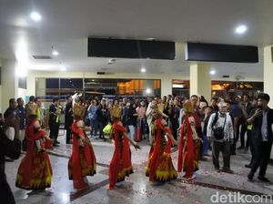 Kaget, Penumpang Terakhir Tahun 2019 di Bandara Juanda Dapat Bingkisan