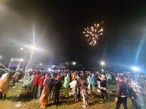 Tahun Baru Diguyur Hujan, Warga Tetap Antusias Nonton Pesta Kembang Api