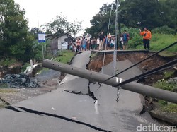 Jalan ke Taman Nasional Gunung Halimun Salak di Lebak Ambrol, 11 Rumah Hanyut