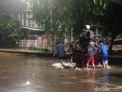 Banjir Rendam Jalan Perintis Jakut hingga Malam Hari, Motor Tak Bisa Lewat