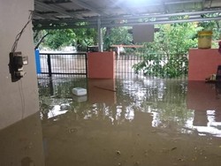 Banjir 1,5 Meter Rendam Perumahan di Karawaci Tangerang