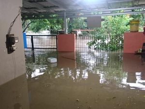 Banjir 1,5 Meter Rendam Perumahan di Karawaci Tangerang Banjir 1,5 Meter Rendam Perumahan di Karawaci Tangerang