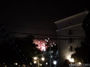 Warna-warni Kembang Api Sambut Tahun Baru 2020 di Bandung