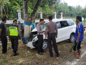 Braak! Mobil Rombongan Wisatawan Tabrak Pohon di Pacitan, Enam Luka